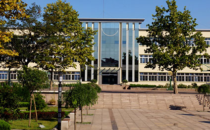 崭新现代的教学楼